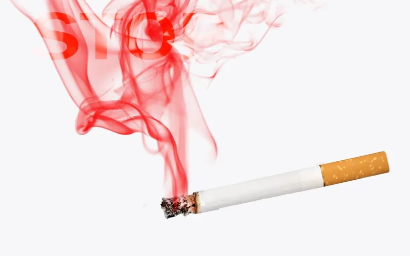 Imagen de un cigarrillo con humo rojo para ilustrar la terapia de deshabituación al tabaco