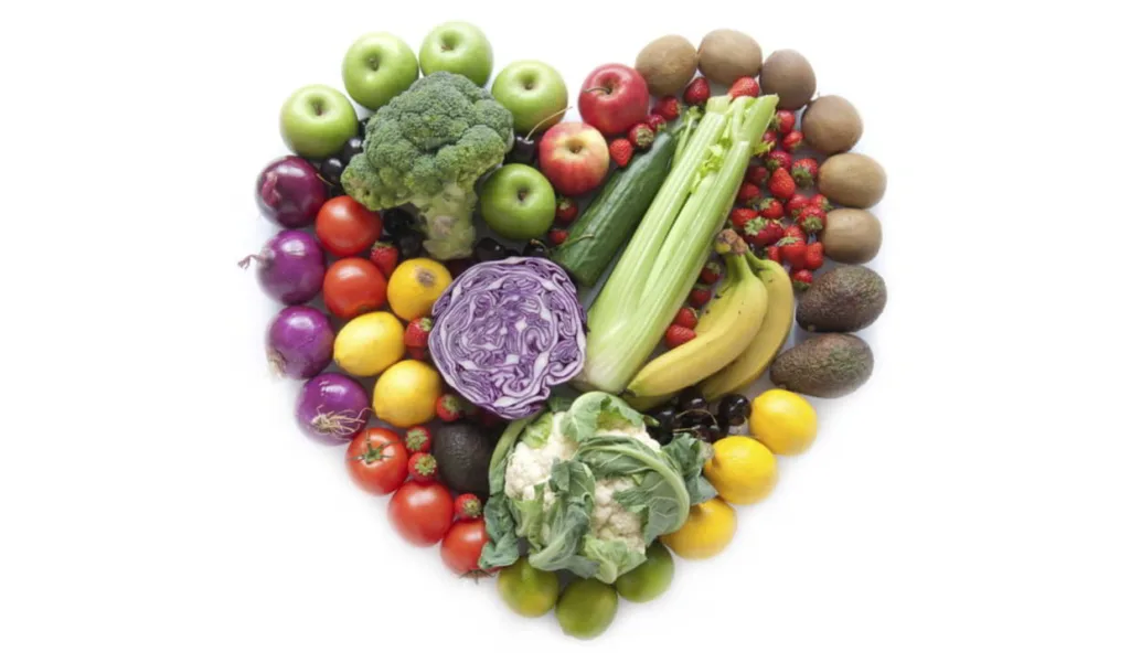 Corazón realizado con frutas y verduras